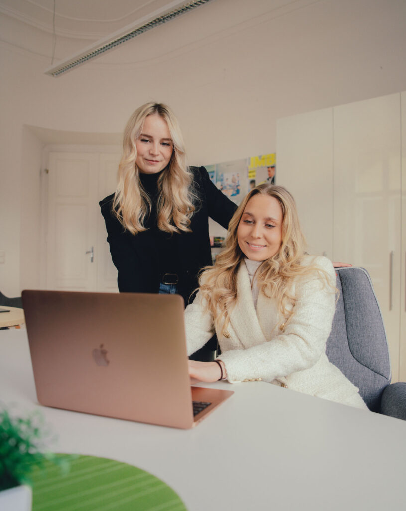 Mitarbeitergewinnung-Bernadette-Grubbauer-und-Franziska-Findenig-vor-dem-Laptop