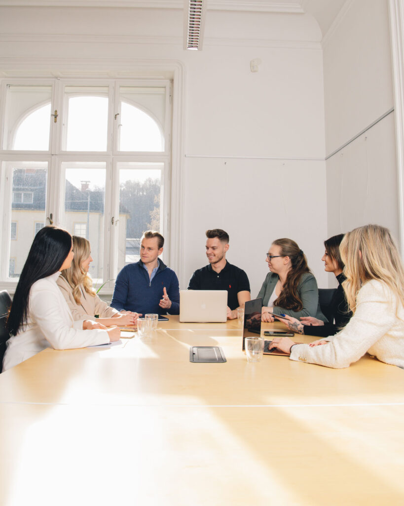 Mitarbeitergewinnung-Team-meeting-Julian-Wieser-redet