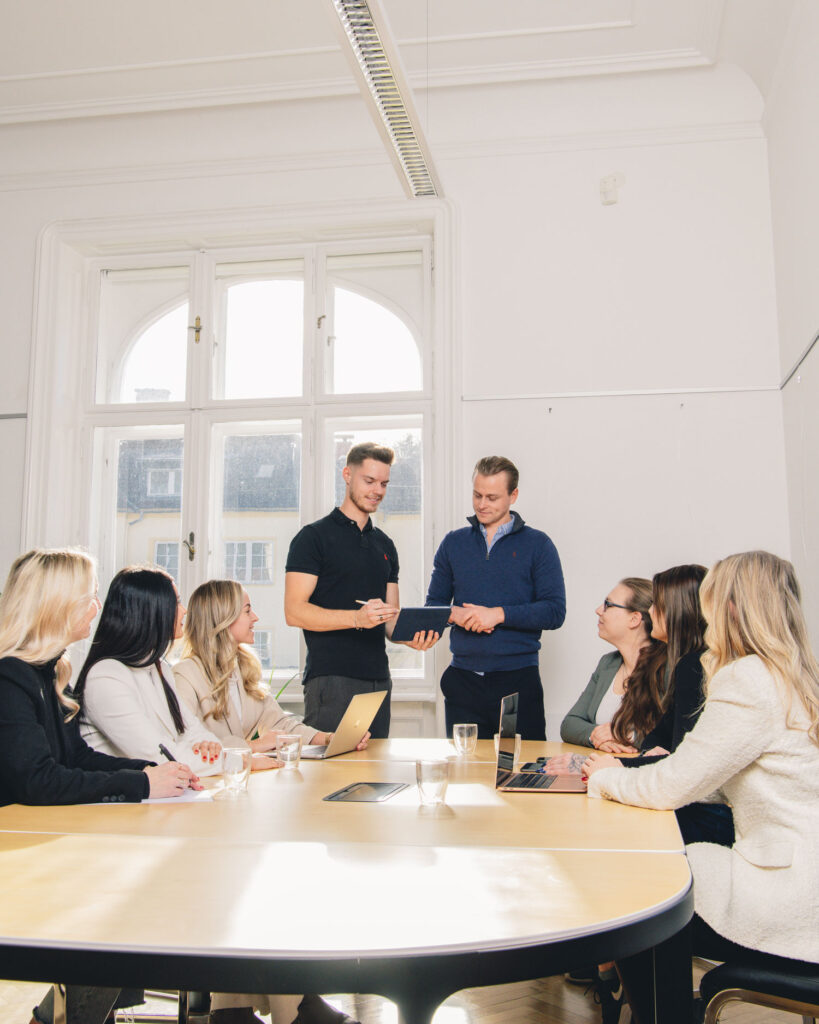 Mitarbeitergewinnung - Team meeting Valentin Zeiler erklärt neues Projekt